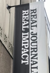 LAタイムズの玄関に