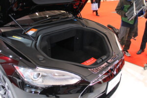 テスラのフロントは空っぽ