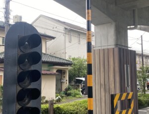 壊れた踏切案内