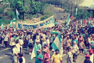 タヒチの核実験反対デモ