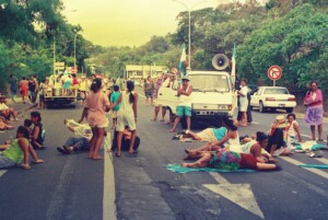 タヒチの道路をブロック