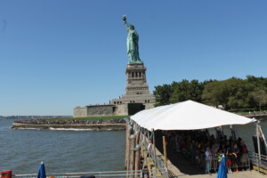 たいまつを掲げても理想と哲学がなければ