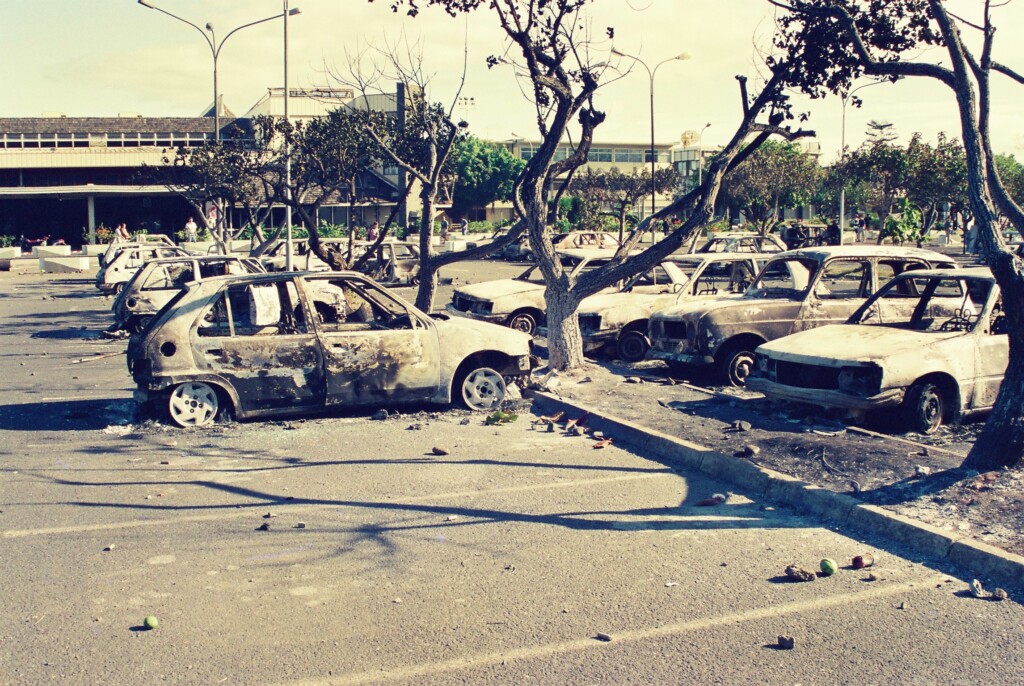 空港の駐車場が放火され、丸焼きされたクルマ