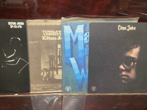 エルトン・ジョンは高校の時からお付き合い