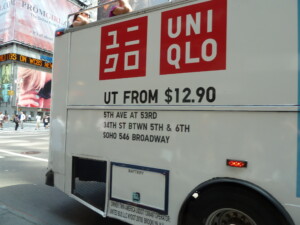 NYのバスにユニクロ