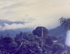 雨季の夏、マチャプチャレは雲間からしか見えない