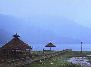 ペワ湖のレストラン、開放感たっぷり