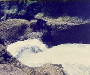 地中に飲み込まれる激流