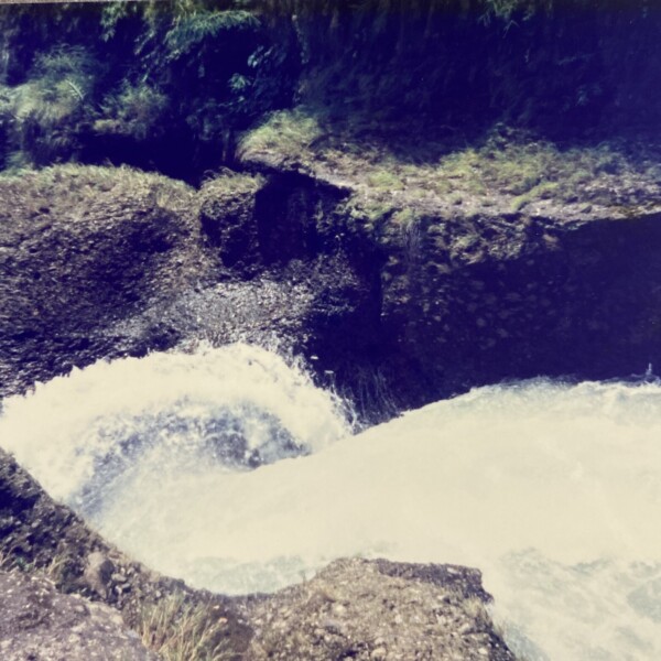 地中に飲み込まれる激流