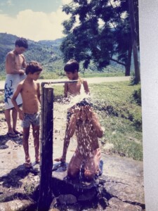 水浴びする子供たち