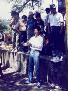 大木の下で口演