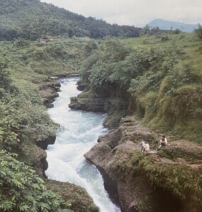 もうすべてが白い激流に