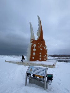 紋別には巨大なカニの爪のオブジェ