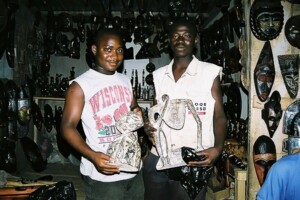 「Thinking Man」を見せる土産物店員